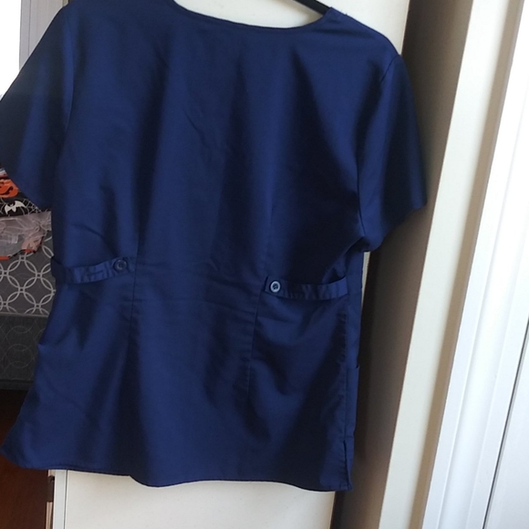 Ladies Scrubology Scrub Top sz Medium 💙 2 for 20 add to bundle to get discount - Picture 4 of 6